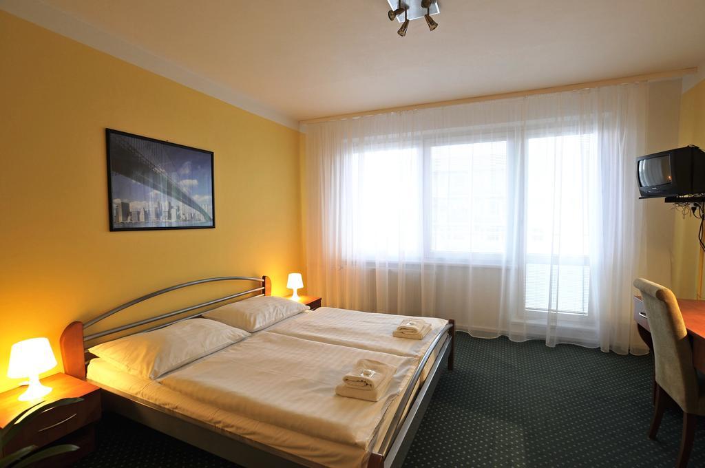 Hotel Krystal Годонін Екстер'єр фото