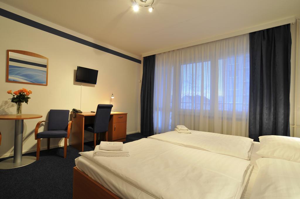 Hotel Krystal Годонін Екстер'єр фото