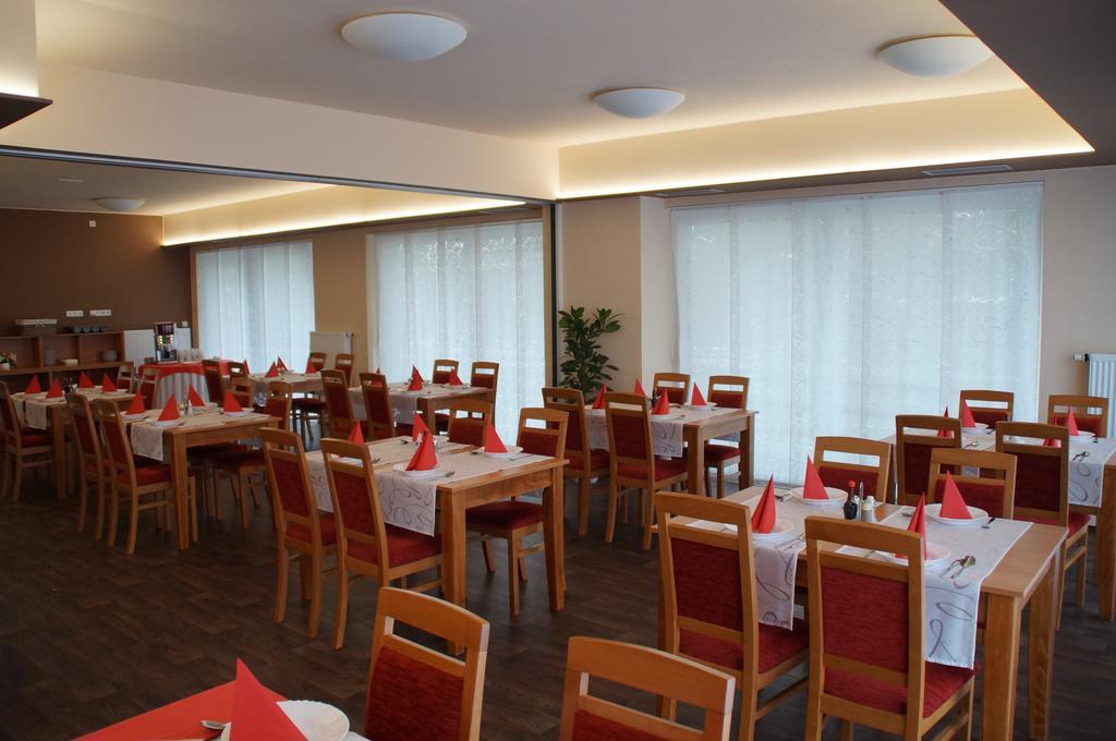 Hotel Krystal Годонін Екстер'єр фото