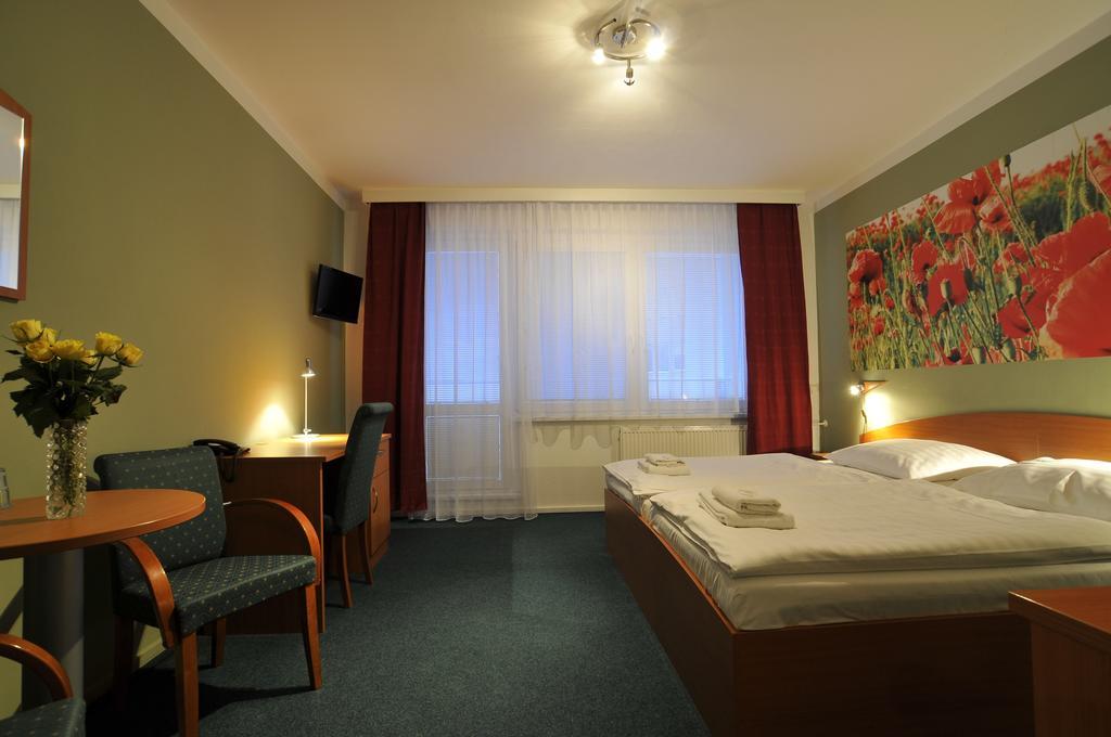 Hotel Krystal Годонін Екстер'єр фото