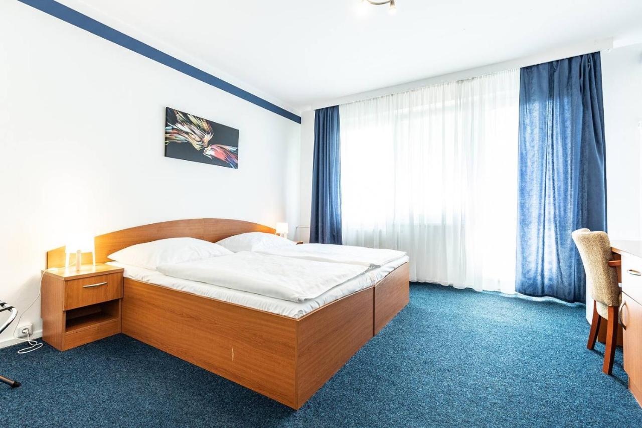 Hotel Krystal Годонін Екстер'єр фото