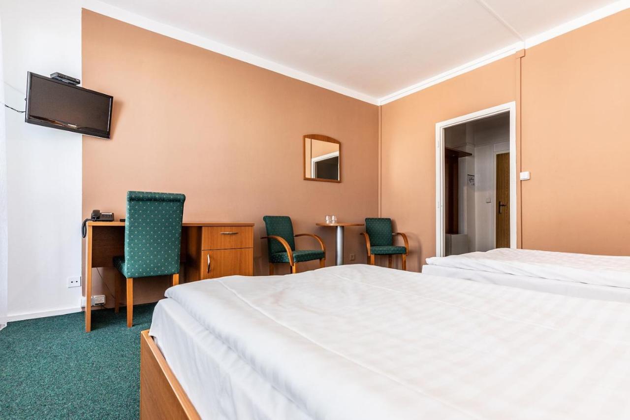 Hotel Krystal Годонін Екстер'єр фото